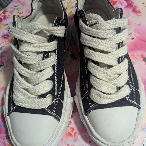 Classic Black and White Men's Sneakers - Picture 3 of 8